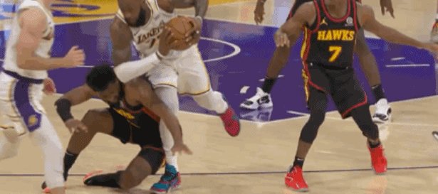 卫冕冠军迎噩耗!詹姆斯脚踝高位扭伤将无限期休战